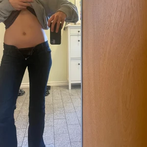 Whyred Dee bootcut jeans mörkblå - Säljer ett par snygga Whyred Dee jeans i mörkblå tvätt med klassisk femficksdesign. Modellen har låg midja och bootcut-ben som ger en schysst siluett. Har gjort dom bootcut själv men det märks knappt. Lite slitningar längst ner på benen.