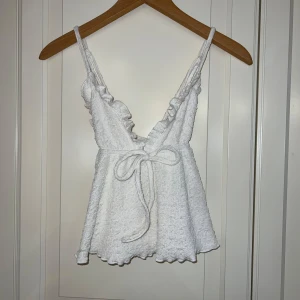 Vit topp - Supersöt vit topp med korsad rygg. Använd enstaka gång.