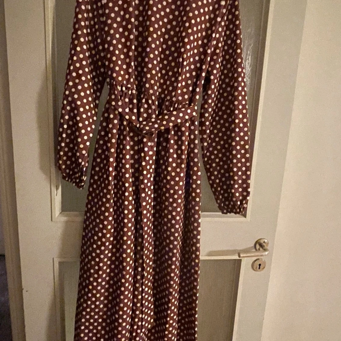 Brun lång prickig klänning med bälte - 1