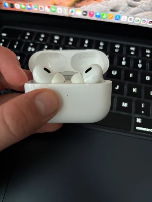AirPods Pro ( generation 2) - Säljer ett par Apple AirPods Pro (2 gen) i fint skick. Komplett med originalförpackning, laddningsetui och tillbehör. Hörlurarna är rena och fungerar utmärkt, inga synliga repor eller skador. Perfekt för brusreducering. Paketet kommer med och alla tillbehör som plupparna, inget kvitto kvar.