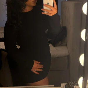 kort svartklänning  - Säljer denna fina, kort klänningen från shein. Jättefin nu till vintern, det går att styla upp med riktiga snygga skor och samtidigt med en snygg kappa över så är du redo, att ta världen med storm. den är endast använd en gång. Den kommer i mycket bra skick. 