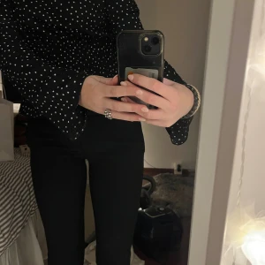 Svarta kostymbyxor med raka ben - Så snygga lågmidjade raka kostymbyxor från Bikbok, väldigt sparsamt använda känns som nya 💗💗💗