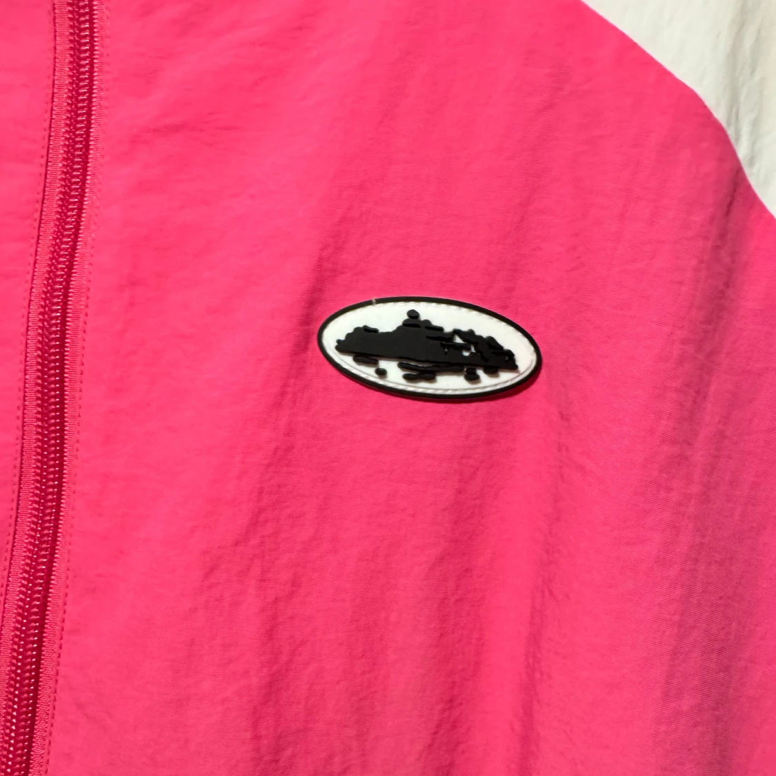 Rosa och vit vindjacka Corteiz  - 2