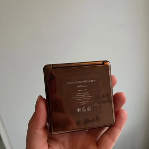CAIA Glow Bronzer Antigua - Säljer en CAIA Glow Bronzer i nyansen Antigua.