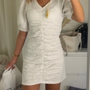 Vit kort omlottklänning med puffärm - Säljer min studentklänning! Jättefin från BYIC
