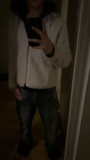 Morris fleecejacka   - Säljer en fleecejacka från Morris som är knappt använd. Säljer den för att jag inte haft en användning av den och även för att den sitter lite kort som ni kan se på första bilden. Hör av er vid funderingar!