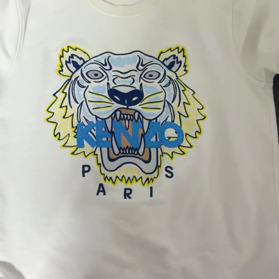 Vit sweatshirt med tigertryck från Kenzo