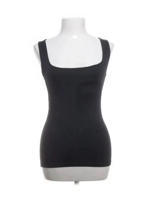 Svart linnetopp - ZARA - Säljer en basic svart linnetopp med breda axelband, urringad från ZARA💕 den är lite knottrig men fortfarande fin😊