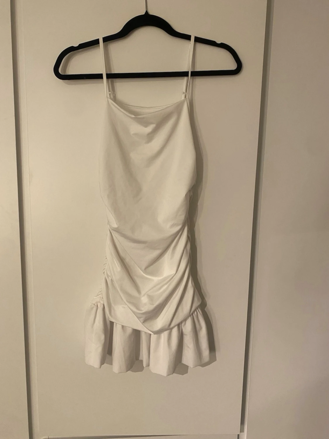 Vit kort klänning med volang