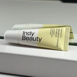 Indy Beauty 48H Lip Balm - Fuktgivande läppbalsam från Indy Beauty med ceramider, vitamin E och squalane. Ger återfuktning i upp till 48 timmar och har en mild doft. Nästan aldrig använd.
