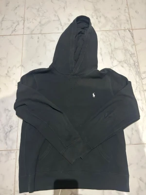 Polo ralph lauren hoodie  - Tjena! Säljer min riktigt fina ralph lauren hoodie. Riktigt skönt material. Och sen den riktigt snygga loggan på bröstet. 14-16 år, kontakta mig vid fler frågor😃