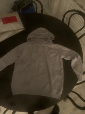 Merinoull tröja - Säljer nu denna helt nya merinoull tröja i storlek L men sitter bättre på en som har M. Priset är 370kr för denna och ny pris är 900kr. Den är aldrig använd endast testad 