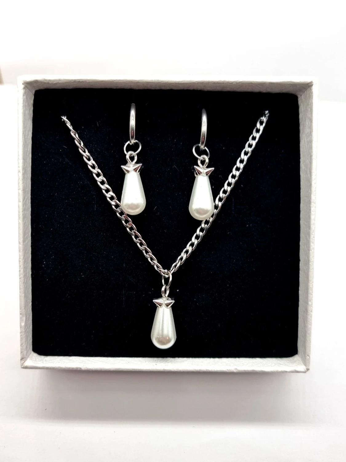 Stilrena örhängen och halsband 