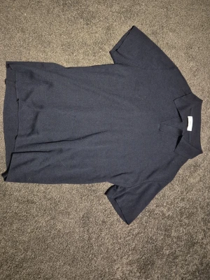 Mörkblå Piquetröja - Mango - Riktigt fräsch och snygg piquetröja från Mango(those who know💀). Goa ärmar, grym passform, grym kvalitet och mjukt bomull.