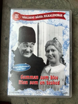 Julkalendern 1967 gumman som blev liten som en tesked dvd - Den klassiska julkalendern från 1967.   Innehåller samtliga 24 avsnitt med Birgitta Andersson och Carl-Gustaf Lindstedt.  Finns på språk: Svenska.  OBS!! skivorna är begagnade så det kan förekomma repor/hairlines på skivorna, men då jag kollar igenom alla filmer jag säljer garanterar jag att alla funkar felfritt om inget annat står! :)