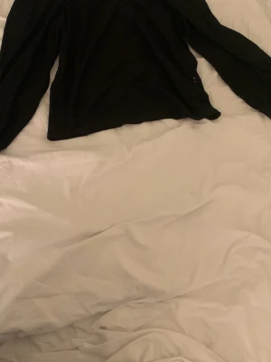 Svart fin blus  - Stolen m men sitter som en S. Pris kan diskuteras 