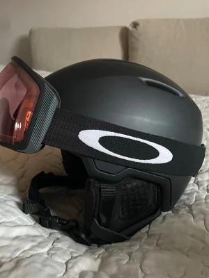 Skidhjälm - Säljer nu min skidhjälm från EQPE. Den har avtagbara öron muffar, smart storleksjustering i bak med ratt, goggleshållare baktill och bra ventilation!! Hjälmen är i stl S/M med måtten 48-54 cm. Hjälmen användes ett par gånger i vintras så den är i väldigt bra skick med några enstaka mindre skråmor som. Nypris var 999kr, säljer för 300 då jag tyvärr inte får mer användning för den.. Skriv privat för mer info eller bilder!💞😮‍💨