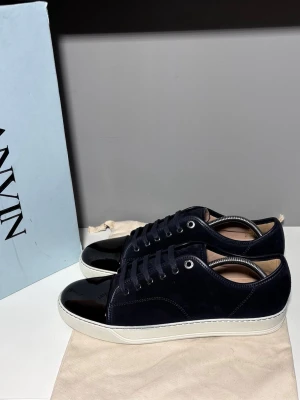 Lanvins  - Säljer ett par snygga lanvins i storlek UK9 (EU43), cond 10/10 helt nya i box. Kommer med OG box och dustbag!