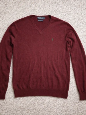 Ralph Lauren Tröja - Säljer denna riktigt snygga Ralph Lauren Tröja i röd.   Skick - 9/10. Storlek - M                                                                                            Perfekt som julklapp eller till vardags.