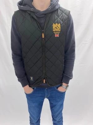 Morris Väst Svart - Skick 8,5/10 syns på bild, lite färgblekt vid dragkedjan / Storlek S passar även liten M / Modellen är 185 cm / Bara att  höra av dig vid frågor och intresse!