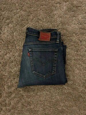 Levis Jeans 32/34  - Till salu! Ett par riktigt schyssta Levis jeans i storlek 32/34. OBS : Jeansen har ett hål i höger fram fickan (Kolla bild 6) Resulterar i ett riktigt bra pris! Utöver det fint skick och snygga jeans. Tveka inte att höra av dig som kund vid frågor eller frågeställningar kring köp av varan! 🙏