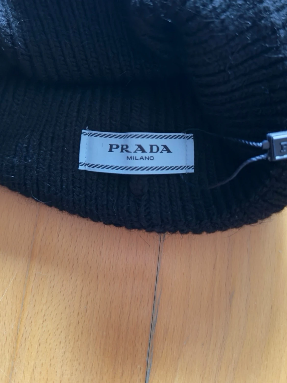 Svart stickad mössa från Prada - 3