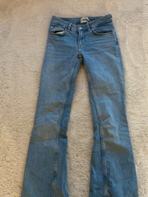 Bootcut ljusblå jeans från 157 - Säljer ett par ljusblå bootcut från lager 157.  Storleken är Xxs Short!
