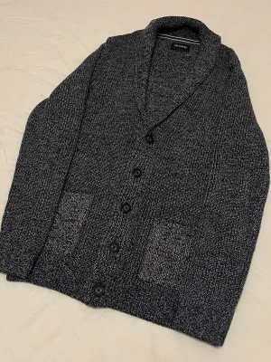 Stickad cardigan / kofta  - Sjukt fin stickad kofta med schyssta knappar och fickor, perfekt vardagsplagg men även under finare tillfällen över en ex skjorta. Färgen är som på sista bilden. Fint skick, storlek L men kan passa M. Skriv vid minsta intresse, pris går alltid att diskutera vid smidig affär 😀