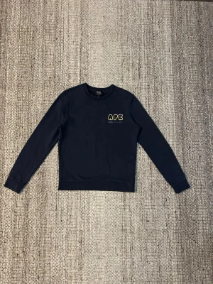 APC V2.0 by trouitronic sweatshirt - APC V2.0 by trouitronic sweatshirt. Storlek S. 100% bomull. Väldigt mörkt blå/svart. A.P.C. rue madame paris. Fråga på!!!