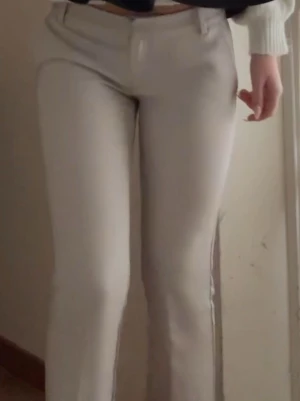 Beiga kostymbyxor med slim fit - Kostymbyxor från BikBok, jag gillar hur de ser ut men jag får aldrig de o passa bra till mina andra kläder. Därför ser jag ingen nytta med de längre🥰skriv för fler bilder❤️de är heller knappast använda 