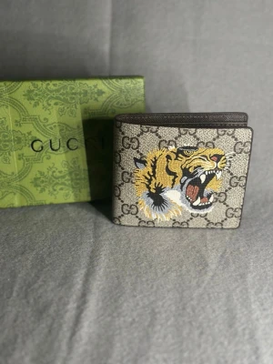 Plånbok - Helt ny, skriv om du har frågor eller vill ha mer bilder.