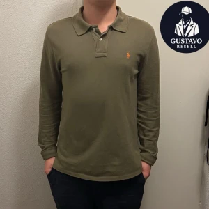 Ralph Lauren tröja - Tja. Säljer denna Ralph Lauren piké tröja som är är i fint skick, utan defekter. Storlek 18-20 år motsvarande S. Tveka inte på att ställa frågor! 🙌
