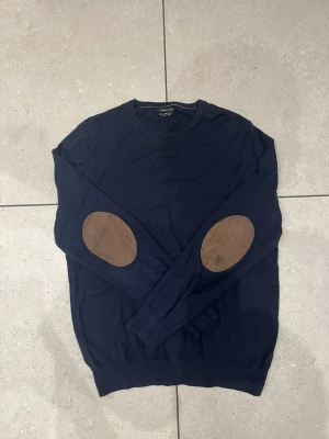 Massimo Dutti stickad tröja - Massimo Dutti tröja säljs | Strl: M | Självklart äkta ✅| Skick: 9,5/10 | Modell: 180cm/72kg | Hör av dig vid frågor!