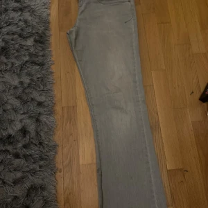 Grå jeans från LTB Blue Addicted - Snygga grå jeans från LTB Blue Addicted med klassisk femficksdesign och raka ben. Jeansen har en diskret tvättad look och detaljerade sömmar på bakfickorna. Passar dig som gillar stilrena och enkla jeans med modern känsla.