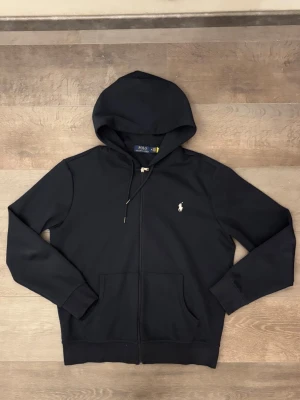 Ralph Lauren hoodie - Skön Ralph lauren zip hoodie i mörk blå färg. Inga defekter och har bara använts 2-3 gånger. Skriv ifall ni har frågor ☺️