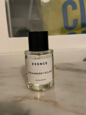 Essnce Strawberry Eclair parfym - Parfum från ESSNCE. Flaskan är märkt med Strawberry Eclair och passar dig som vill sticka ut med något unikt. Mer än hälften kvar se bild tack. 