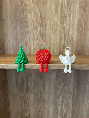 Små figurer med stor julmagi - Små detaljer – stor julkänsla! ✨ Våra gulliga julfigurer – granen, julkulan och ängeln – sprider värme och glädje var du än placerar dem.  På hyllan, i fönstret eller i granen – låt dem dingla med benen och sprida lite extra julmagi 🎄💫