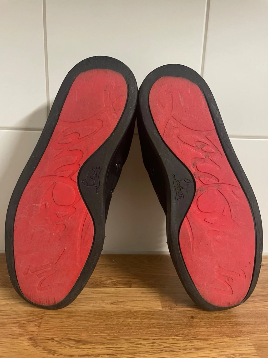 Svarta sneakers med nitar från Louboutin - 2