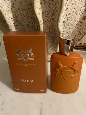 Parfums de Marly Althaïr - Säljer nu min PDM Althaïr då den inte används. Det finns ca 110-115 ml kvar (se rött streck på bild) och flaskan saknar helt tecken på användning. Original box medföljer! Köpt på notino.se för ca ett år sedan. Hör gärna av er för fler bilder eller frågor!