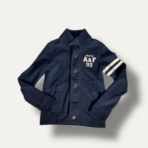 Fodrad Abercombie & Fitch Cardigan  - Nu säljer vi en otroligt fin och efterfrågat Abercombie & Fitch cardigan i absolut bästa skick. 🤗Tveka inte på att höra av dig vid minsta fundering!🤠🥇