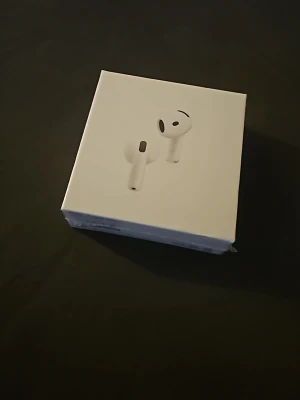 AirPods 4  - Säljer ett par Apple AirPods 4  i mycket fint skick, komplett med originalförpackning, laddningskabel och laddningsetui. Trådlösa hörlurar med hög ljudkvalitet och smidig anslutning till Apple-enheter och samnsungi. Inga synliga defekter eller slitage. Perfekt för musik, samtal och träning.