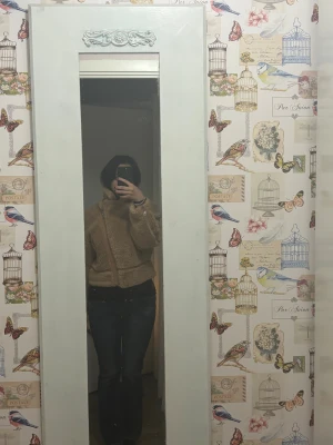 Beige teddyjacka med dragkedja - Säljer en beige teddyjacka med hög krage och dragkedja framtill. Jackan är croppad och har en loose passform som ger en chill vibe. Materialet är mjukt fleece och perfekt för kalla dagar. Snygg att styla med jeans eller över en hoodie.