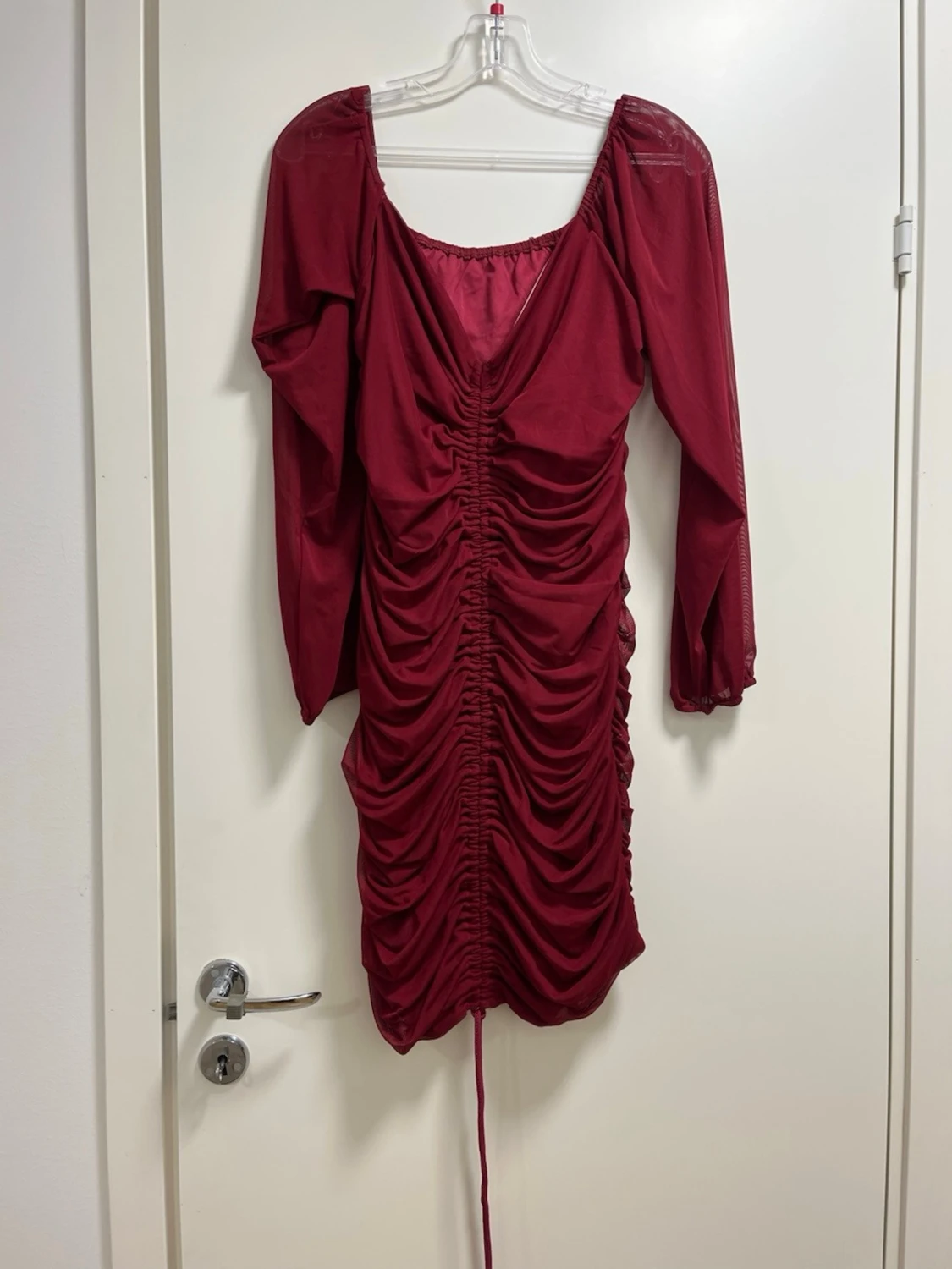 Vinröd kort klänning med snörning