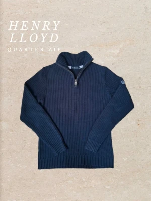 Quarter zip från Henri Lloyd - Säljer en stickad Quarter zip tröja från Henri Lloyd. Tröjan passar riktigt bra för både större och mindre. Första modellen är 183cm och andra modellen är 173cm. Tröjan är i storlek S och mycket bra skick.