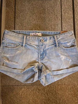 Low waist hollister jeansshorts - Sååå snygga lågmidjade jeansshorts från hollister🫶🏼 köpta på en marknad i Miami och har lapp kvar (bild 3) har inga bilder på då dom inte passar mig! Storlek W24/ size 0