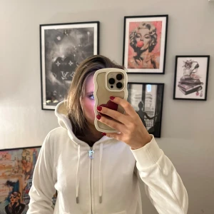 Juicy couture kofta - Superfin kofta tyvärr en liten fläck men annars super fin! Storlek m men är nästan för liten för mig som brukar ha S men passar mig fortfarande!