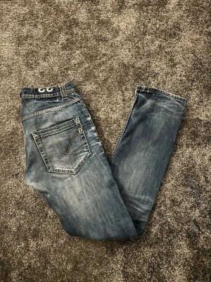 Blå jeans från Dondup - Säljer ett par blå jeans från Dondup, tillverkade i Italien. Jeansen är 109 cm i längd, hör av dig om du har frågor, pris kan diskuteras vid snabb affär 