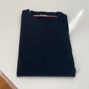 Moncler t-shirt  - Moncler t shirt, 8/10, inga defekter, precis som ny, kvitto finns,hör av dig om du är intresserad eller har frågor👍🏻