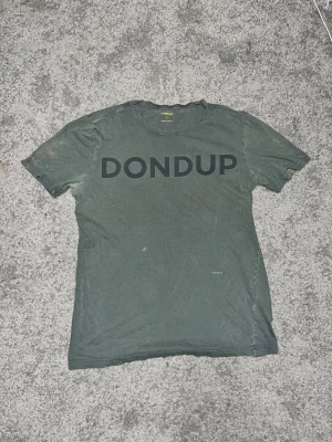 Dondup T-Shirt - Tja säljer nu denna riktigt snygga och populära Dondup t-shirten i storlek L, nypris är cirka 999 kr. Skicket är 8/10 och den har en snygg tvättad look från fabrik. Vid minsta lilla fundering så är det bara att höra av sig.
