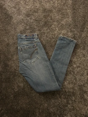 Dondup jeans  - blåa dondup jeans, 103cm i längd, mycket bra skick, hör av dig om du har frågor, pris kan diskuteras vid snabb affär 